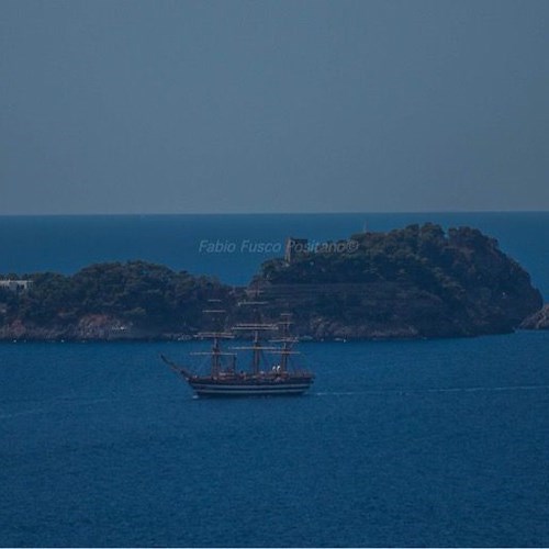 L'Amerigo Vespucci: l'orgoglio della Marina Militare al largo di Positano / FOTO