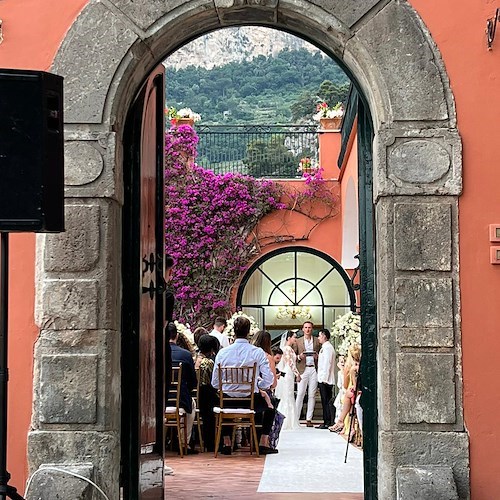 L'amore trionfa a Positano, la pianista Rossina Grieco convola a nozze nella suggestiva Villa dei Fisici / FOTO 