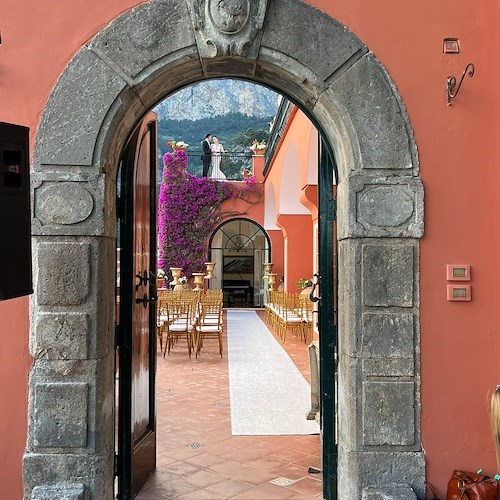 L'amore trionfa a Positano, la pianista Rossina Grieco convola a nozze nella suggestiva Villa dei Fisici / FOTO 