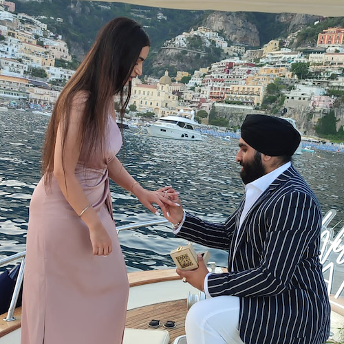 L'amore trionfa a Positano, proposta di matrimonio in barca al largo della Città Verticale 