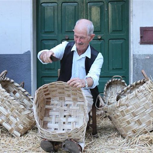 “L’arte del cestaio” insegnata ai ragazzi: a Tramonti il progetto di recupero degli antichi saperi della Pro Loco