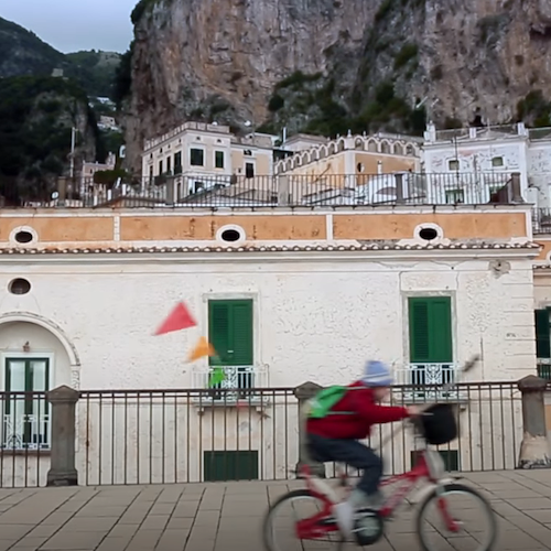 La bellezza della Costiera Amalfitana è un "souvenir" per sempre: nel 2017 il videoclip "Maladie" girato tra Maiori e Atrani...