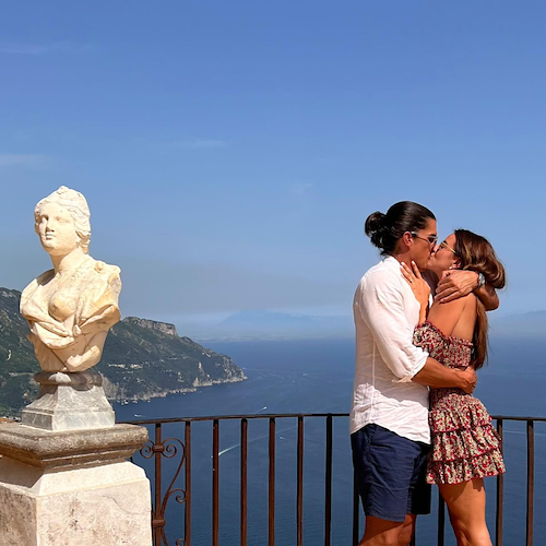 La giornalista e conduttrice Alix Aspe si sposa, la proposta sulla Terrazza dell'Infinito di Ravello 