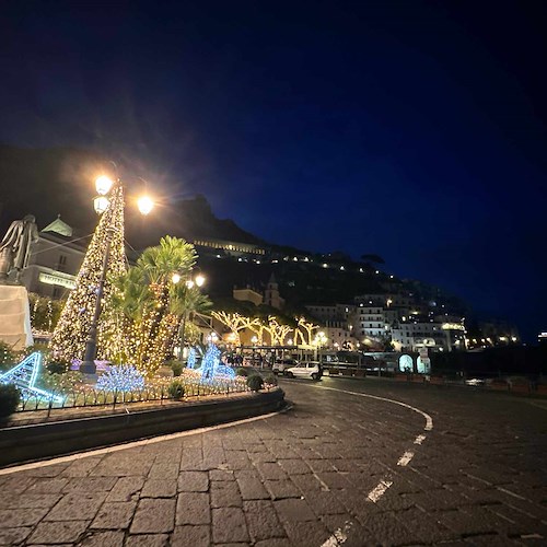 La luce del Natale illumina Amalfi