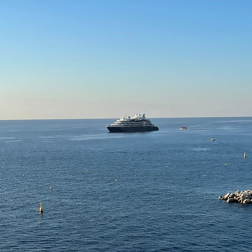 La nave da esplorazione polare "Le Bellot" al largo di Amalfi / FOTO 