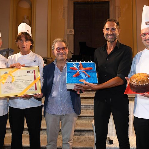 "La Notte del Panettone in riva al mare" conquista la Costa d'Amalfi, degustazioni e folla di buongustai a Minori 