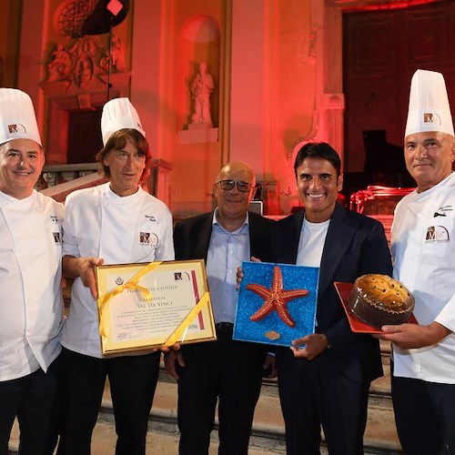 "La Notte del Panettone in riva al mare" conquista la Costa d'Amalfi, degustazioni e folla di buongustai a Minori 