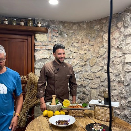 La rubrica del Tg2 “Eat Parade” fa tappa a Tramonti e dedica uno spazio al Concerto d’Erbe e ai suoi utilizzi /FOTO e VIDEO