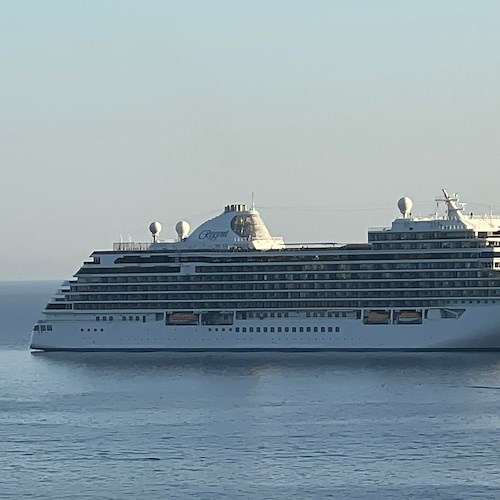 La "Seven Seas Splendor" fa ritorno in Costa d'Amalfi: è una delle navi da crociera più lussuose al mondo