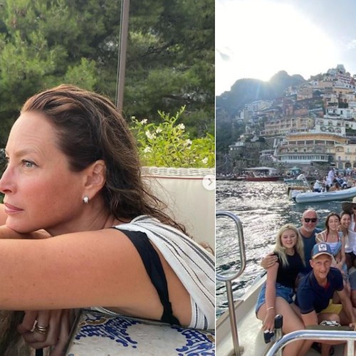 La supermodella Christy Nicole Turlington si rilassa a Positano con la famiglia e gli amici
