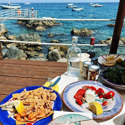 La top model Alessandra Ambrosio innamorata di Amalfi, su Instagram gli scatti della sua indimenticabile vacanza