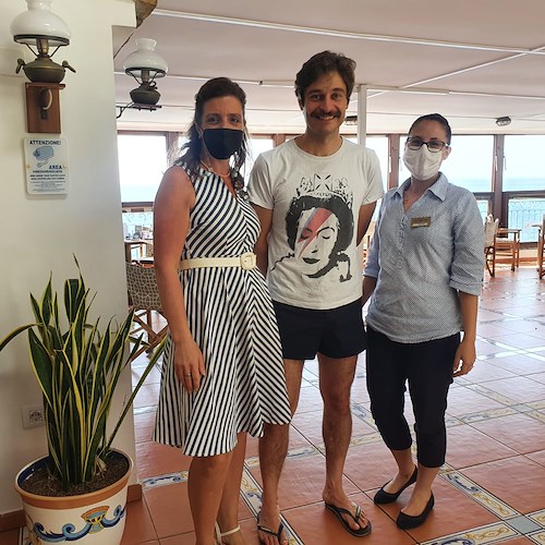 Lino Guanciale all’Art Hotel Marmorata: l'attore abruzzese spicca per simpatia in Costiera Amalfitana