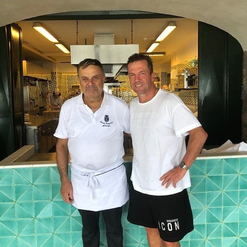 Lothar Matthäus in Costiera. Pausa di gusto presso il ristorante "al Mare" dell'Hotel Santa Caterina di Amalfi /Foto
