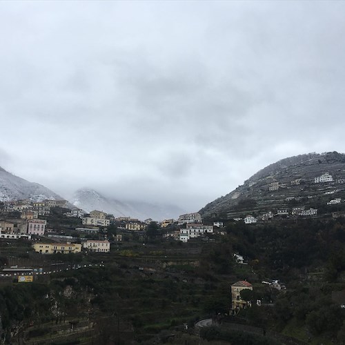 Maltempo: Burian arriva in Costa d’Amalfi, il panorama innevato è mozzafiato
