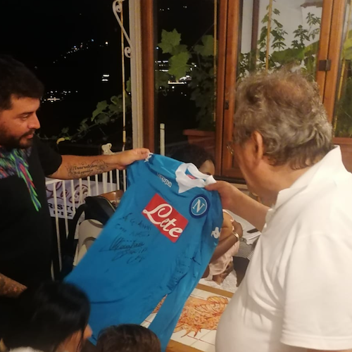 Maradona Jr. a Praiano, per il figlio del Pibe de Oro tappa di gusto al ristorante "La Brace" / FOTO