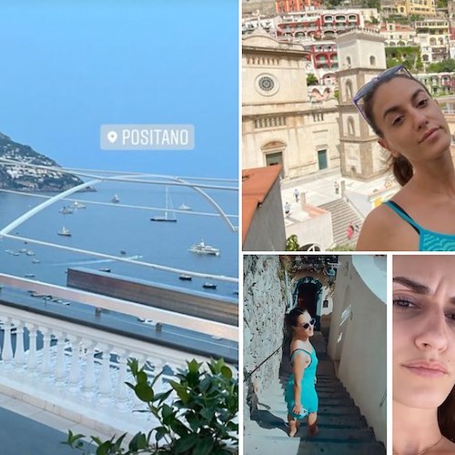 Mare, sole e... scale per Valeria Angione, la star dei social è a Positano col fidanzato Luca