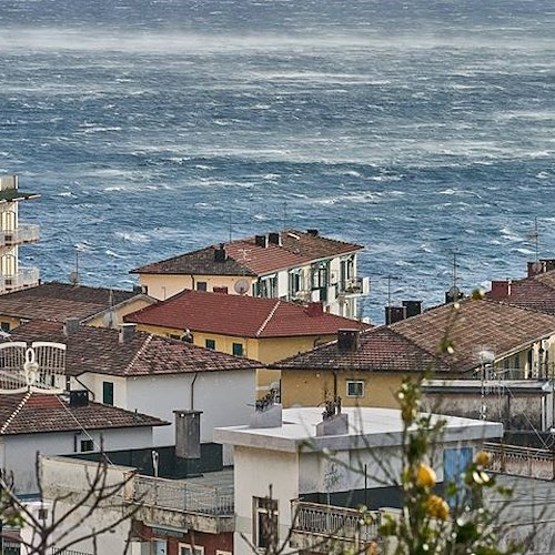 Mare, sole, vento e neve in uno scenario unico al mondo: buongiorno dalla Costa d'Amalfi /Foto Gallery