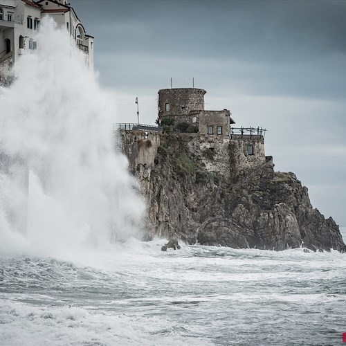 Mareggiata ad Amalfi: le onde invadono la darsena e guizzano fin sopra la strada [FOTO]