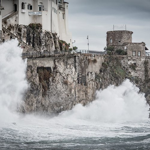 Mareggiata ad Amalfi: le onde invadono la darsena e guizzano fin sopra la strada [FOTO]