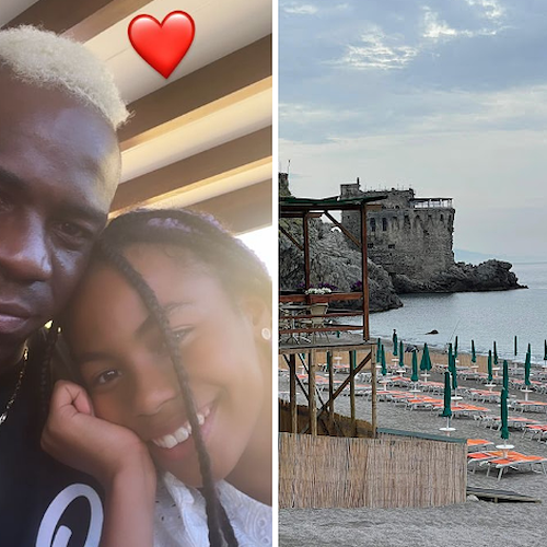 Mario Balotelli e Raffaella Fico riuniti per la prima comunione di Pia, festa alla Torre Normanna di Maiori 