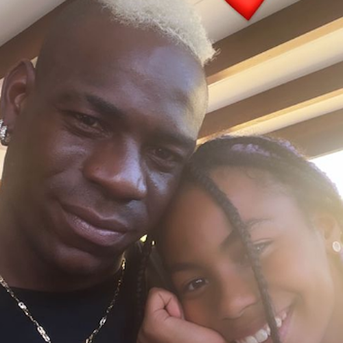 Mario Balotelli e Raffaella Fico riuniti per la prima comunione di Pia, festa alla Torre Normanna di Maiori 