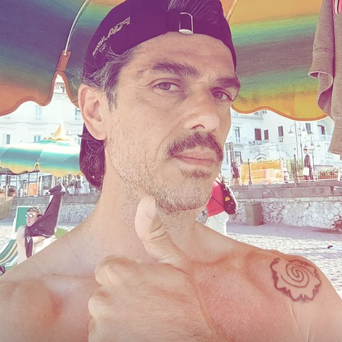 Massimiliano Varrese ad Amalfi: shopping, sole e relax per l'attore e cantante 