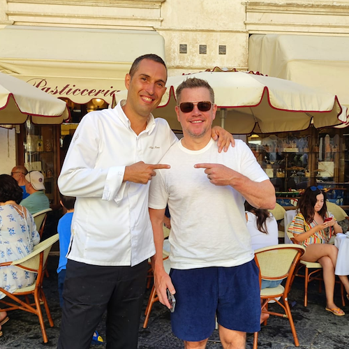 Matt Damon continua la sua vacanza ad Amalfi, colazione da Pansa [FOTO]