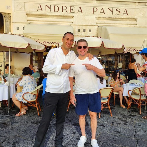 Matt Damon continua la sua vacanza ad Amalfi, colazione da Pansa [FOTO]
