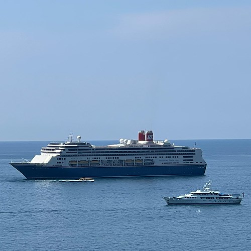Nelle acque della Costa d'Amalfi la nave da crociera Borealis 