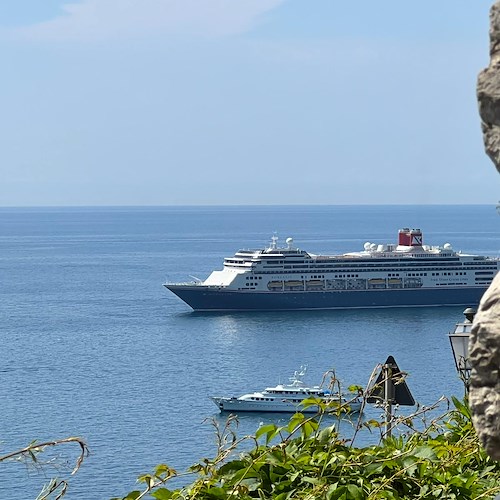 Nelle acque della Costa d'Amalfi la nave da crociera Borealis 