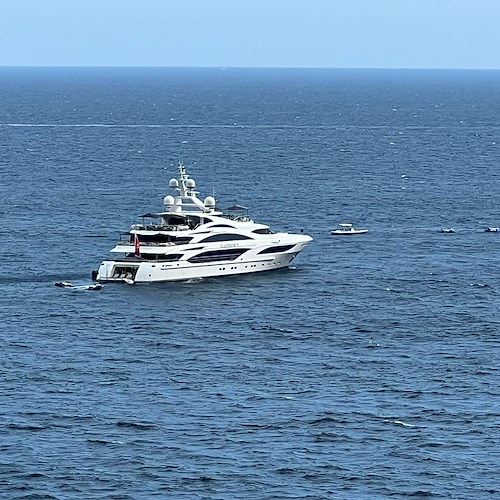 Nelle acque di Atrani la nave "Dream" e lo yacht di lusso "Illusion V"