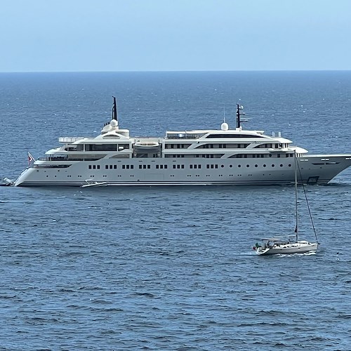 Nelle acque di Atrani la nave "Dream" e lo yacht di lusso "Illusion V"