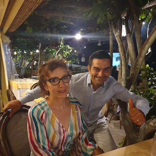 Nicoletta Braschi si rilassa in Costa d'Amalfi, per la musa di Benigni cena a Praiano 