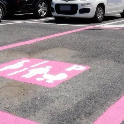 Parcheggio "rosa" e invalidi. È polemica a Vietri sul Mare