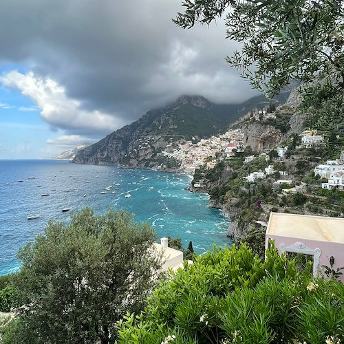 Piccola tromba marina questa mattina a Positano, il fenomeno atmosferico catturato nelle immagini da Fabio Fusco