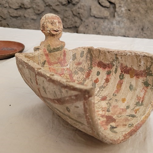 Pompei, il rinvenimento degli arredi della domus del "Larario" nella Regio V 