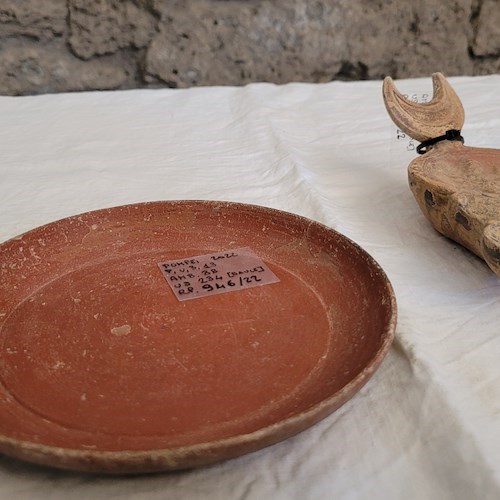 Pompei, il rinvenimento degli arredi della domus del "Larario" nella Regio V 