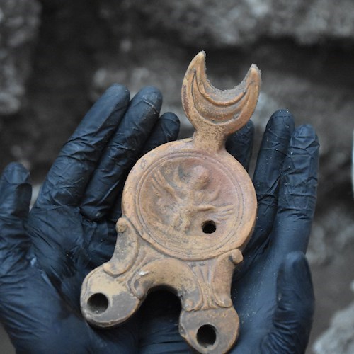 Pompei, il rinvenimento degli arredi della domus del "Larario" nella Regio V 