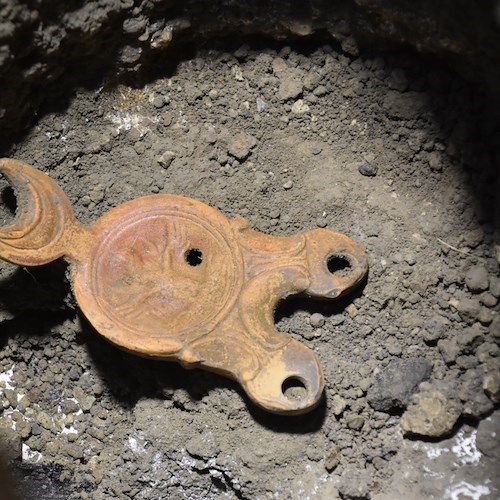 Pompei, il rinvenimento degli arredi della domus del "Larario" nella Regio V 