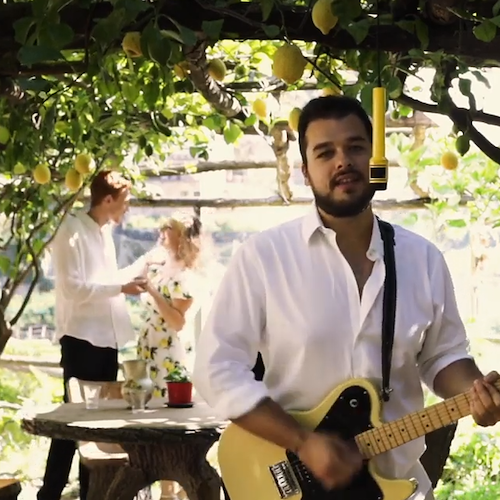 “Porta Pacienza”, Amalfi va in scena nel videoclip di Davide Napoleone /GUARDA