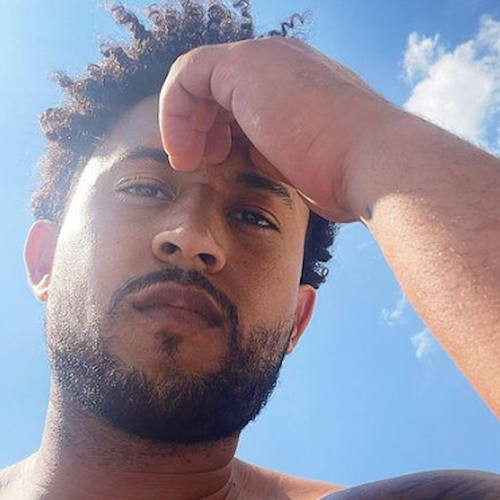 Positano, relax e tuffi in piscina per l'attore Tahj Mowry 