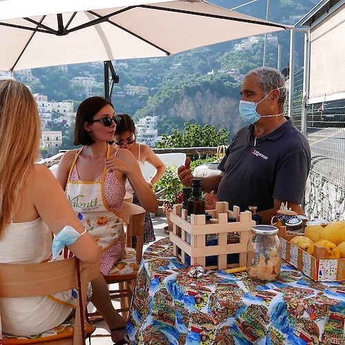 Quando il limoncello diventa un attrattore turistico: i corsi per realizzare il più buono con Valentì a Positano /foto
