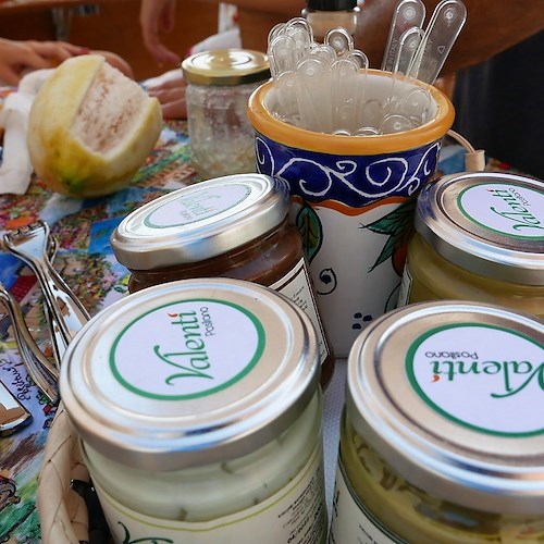 Quando il limoncello diventa un attrattore turistico: i corsi per realizzare il più buono con Valentì a Positano /foto