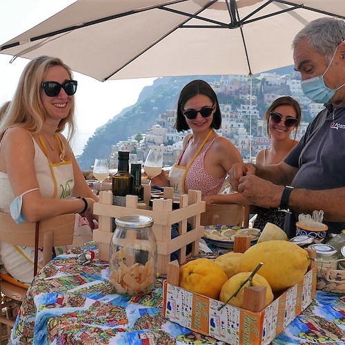 Quando il limoncello diventa un attrattore turistico: i corsi per realizzare il più buono con Valentì a Positano /foto