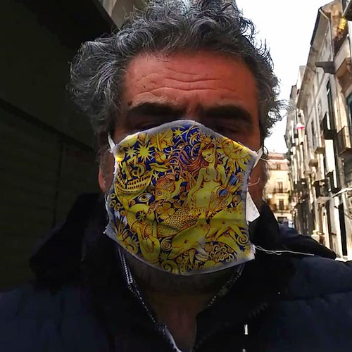 Quando una mascherina è la tela per arte e solidarietà, l'iniziativa del ceramista di Vietri sul Mare