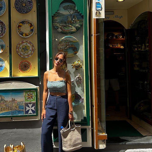 Relax tra Amalfi e Praiano per Laila Boonyasak, attrice e modella thailandese