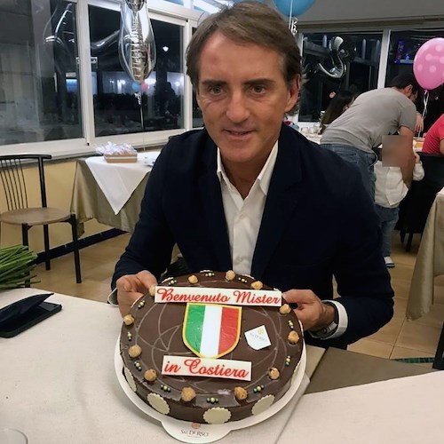 Roberto Mancini a cena a Maiori riceve il benvenuto dal Sindaco Antonio Capone con tutta la dolcezza firmata Sal De Riso