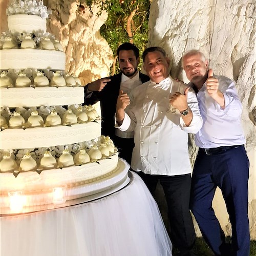 Sal De Riso stupisce tutti con la torta nuziale per il matrimonio dell'amico Vincenzo Tiri con Angela