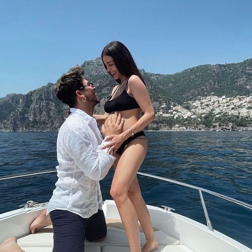 Stash e Giulia Belmonte innamorati a Positano: vacanza nella Divina in attesa della secondogenita 