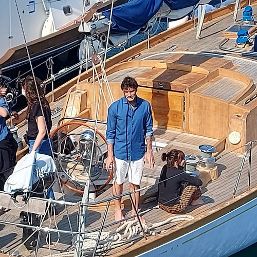 Stefano De Martino sbarca a Cetara in yacht, shooting tra ballerini in spiaggia /FOTO 